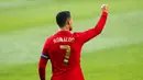 Pemain Portugal Cristiano Ronaldo melakukan selebrasi usai mencetak gol ke gawang Israel pada pertandingan persahabatan internasional di Stadion Alvalade, Lisbon, Portugal, Rabu (9/6/2021). Portugal menang 4-0. (AP Photo/Armando Franca)