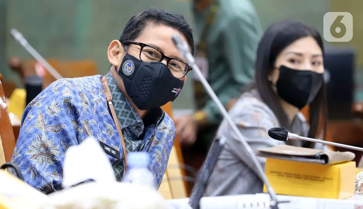 Menteri Pariwisata dan Ekonomi Kreatif Sandiaga Uno (kiri) bersama Wakil Menteri Pariwisata dan Ekonomi Kreatif Angela Tanoesoedibjo (kanan) saat mengikuti rapat kerja dengan Komisi X DPR di Kompleks Parlemen, Senayan, Jakarta, Kamis (2/6/2022). Rapat tersebut membahas RKA-K/L dan RKP K/L Kemenparekraf Tahun 2023. (Liputan6.com/Angga Yuniar