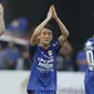 Gelandang Persib Bandung, Oh In-Kyun, menyapa suporter usai melawan Sriwijaya FC pada laga Grup A Piala Presiden di Stadion GBLA, Bandung, Selasa (16/1/2018). Persib menang 1-0 atas Sriwijaya FC. (Bola.com/M Iqbal Ichsan)