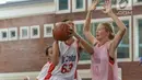 Pebasket putri bertanding pada final penyisihan Jr. NBA Global Championship Asia Pacific Selection Camp di Universitas Pelita Harapan (UPH), Tangerang, Minggu (16/6/2019). Penyisihan yang diikuti 68 peserta dari sepuluh negara akan dipilih mewakili Asia-Pasifik. (Liputan6.com/Fery Pradolo)