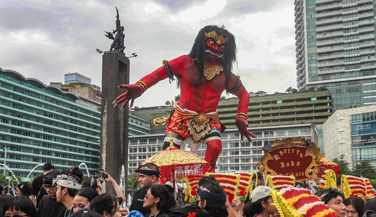 Peserta pawai berasal dari berbagai banjar Hindu dan sekolah-sekolah di sekitar Jakarta.