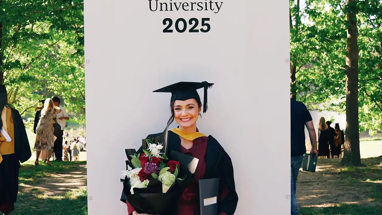 Gaya Amanda Rawles Resmi Lulus dari Macquarie University Sydney, Tampil Edgy dengan Kebaya dan Batik Modifikasi