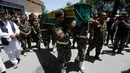 Tentara Nasional Afghanistan (ANA) membawa peti mati wartawan Zabihullah Tamanna dengan rekannya David Gilkey di sebuah rumah sakit di Kabul, Afghanistan (7 /6/2016). Tamanna merupakan seorang jurnalis yang sangat baik. (REUTERS/Omar Sobhani)