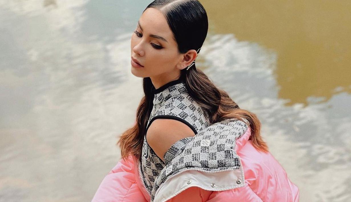 Alyssa juga kerap mengunggah aktivitas kesehariannya dari mulai bekerja hingga liburan. Sosoknya pun selalu menjadi sorotan karena dinilai fashionable dan stylish. Terlebih saat mengenakan outfit colorful, ia tampak makin menawan.(Liputan6.com/IG/@alyssadaguise)