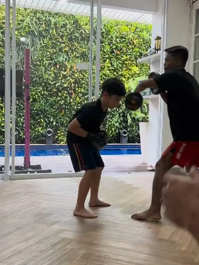 Ditonjok Teman Sekolah, Ini 7 Momen Rafathar Latihan Bela Diri Bersama Juara MMA