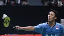 Tunggal putera Indonesia, Jonatan Christie mengembalikan kok saat melawan Son Wan Ho (Korea) pada babak pertama turnamen Indonesia Masters 2018 di Istora Senayan, Jakarta, Rabu (24/1). Jonatan kalah 15-21, 10-21. (Liputan6.com/Helmi Fithriansyah)