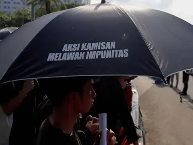Aktivis yang tergabung dalam Jaringan Solidaritas Korban untuk Keadilan (JSKK) mengikuti Aksi Kamisan di seberang Istana Negara, Jakarta, Kamis (22/2/2024). (Liputan6.com/Herman Zakharia)