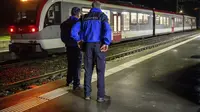 Polisi wilayah Vaud mengawasi kereta Travys tempat terjadinya insiden penyanderaan di Stasiun Essert-sous-Champvent, Swiss, 8 Februari 2024. (KEYSTONE VIA AP)