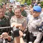 Panglima TNI Jenderal Gatot Nurmantyo bersama Kapolri Jenderal Pol Badrodin Haiti menjenguk para prajurit korban terluka kecelakaan truk Kostrad yang dirawat di Rumah Sakit Bhayangkara, Palu, Sulawesi Tengah, Selasa (17/11/2015). (Liputan6.com/Dio Pratam