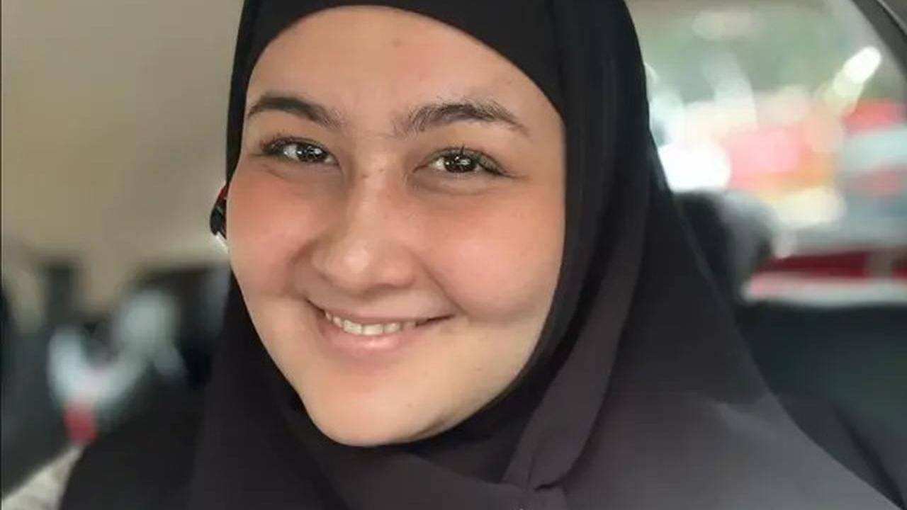 7 Potret Talitha Curtis Berhijab Lagi, Terharu Dihadiahi Tiket Umrah