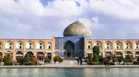 Masjid&nbsp;Sheikh Lotfollah di Iran. (Dok: Instagram @svenpun https://www.instagram.com/p/B_zKrL8JfAU/?igsh=ZXJ4OGNhY3NlNnUz)
