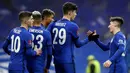 Para pemain Chelsea merayakan gol yang dicetak oleh Kai Havertz ke gawang Morecambe pada laga Piala FA di Stadion Stamford Bridge, Minggu (10/1/2021). Chelsea menang dengan skor 4-0. (AP/Matt Dunham)