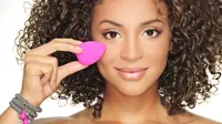 Spons makeup Beautyblender biasa dikenal dengan kegunaan meratakan alas bedak. Namun ternyata, benda ini mempunyai fungsi baru. Foto: Sephora.com