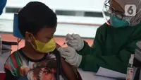 Seorang anak mendapatkan vaksin covid-19  di Stadion Utama Gelora Bung Karno (GBK), Senayan, Jakarta, Sabtu (3/7/2021). Pemprov DKI menggelar vaksinasi massal bagi anak usia 12-17 tahun di Stadion GBK selama dua hari, yakni pada 3-4 Juli 2021. (merdeka.com/Imam Buhori)