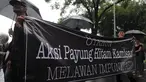 Sebuah spanduk dibentangkan aktivis saat 'Aksi Diam Kamisan'. Aksi ini telah memasuki tahun ke delapan, Jakarta, Kamis (22/1/2105). (Liputan6.com/Herman Zakharia)