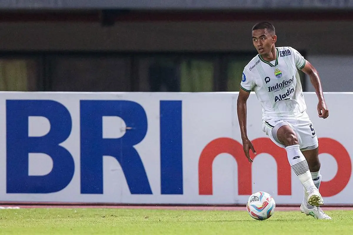 Pemain Persib Bandung, Kakang Rudianto menggiring bola saat laga lanjutan BRI Liga 1 2023/2024 melawan Bhayangkara FC di Stadion Patriot Candrabhaga, Sabtu (23/09/2023) lalu. (c) Bola.net/Bagaskara Lazuardi