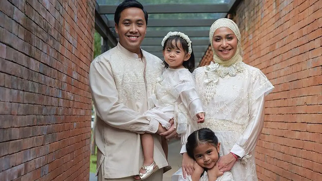 Potret Pesona Caca Tengker Mengenakan Hijab