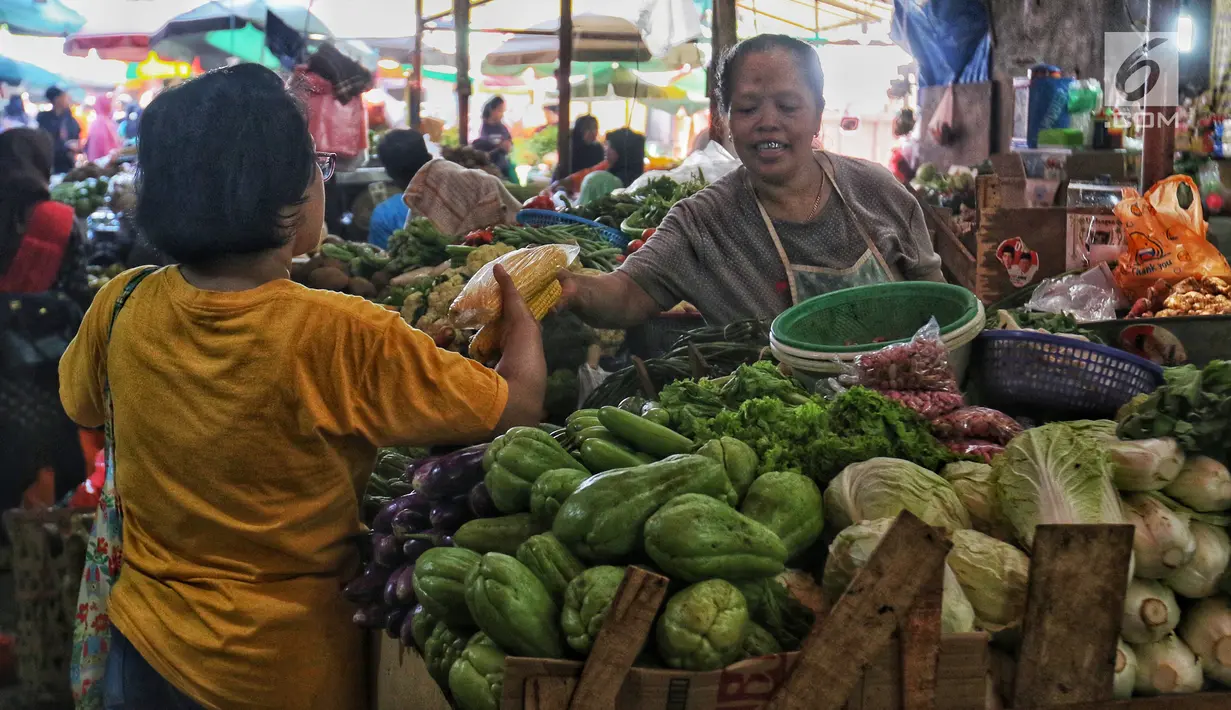 Pedagang melayani pembeli saat membeli sembako di Pasar Kebayoran Lama, Jakarta, Kamis (2/5/2019). Harga kebutuhan pokok mengalami kenaikan menjelang bulan suci Ramadan. (Liputan6.com/JohanTallo)