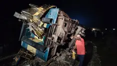 Warga sekitar membantu proses penyelamatan kecelakaan kereta di Bhairab, Distrik Kishoreganj, Bangladesh, Senin (23/10/2023). Kecelakaan melibatkan kereta kargo dan kereta penumpang. (AP Photo/Mahmud Hossain Opu)
