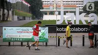 Warga berolahraga di kawasan Lapangan Banteng, Jakarta, Kamis (19/8/2021). Pemerintah Provinsi DKI Jakarta mengizinkan warga berolahraga di ruang terbuka selama perpanjangan PPKM Level 4 hingga 23 Agustus 2021. (Liputan6.com/Faizal Fanani)