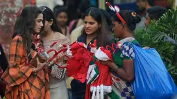 Tiga wanita membeli pernak-pernik Natal di sebuah pasar di Mumbai, India (14/12). Meskipun umat Kristen hanya sekitar 2 persen dari populasi India, Suasana kemeriahan Natal sudah dirasakan. (AP Photo / Rafiq Maqbool)