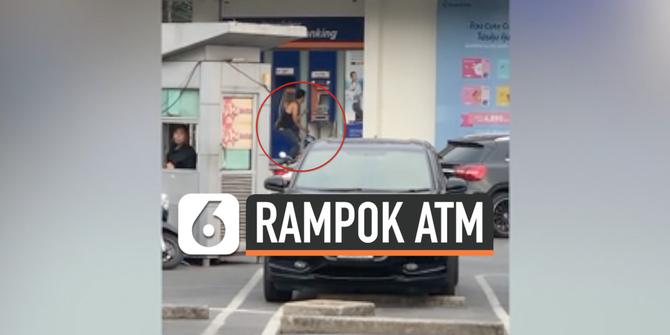 VIDEO: Nekat, Pria Ini Bongkar Mesin ATM dengan Linggis