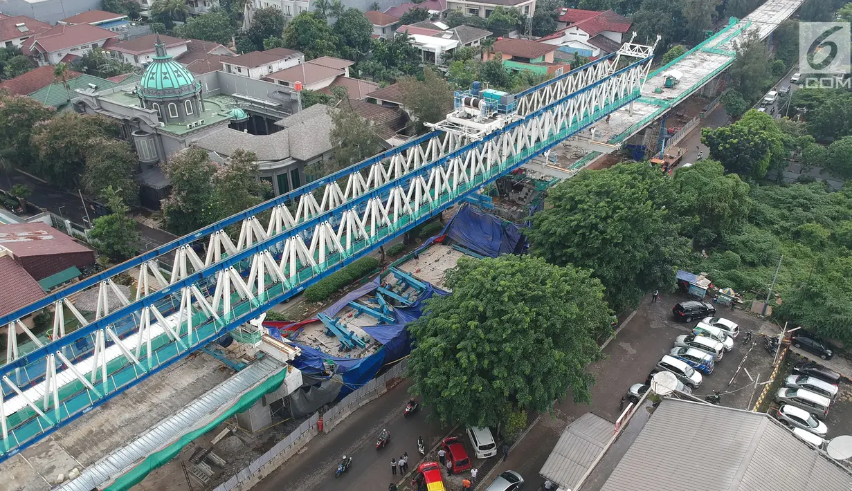 Foto udara memperlihatkan kondisi konstruksi tiang beton Light Rail Transit (LRT) yang roboh di Kayu Putih, Jakarta Timur, Senin (22/1). Proyek LRT rute Kelapa Gading-Velodrome itu dalam rangka menghadapi Asian Games 2018. (Liputan6.com/Arya Manggala)