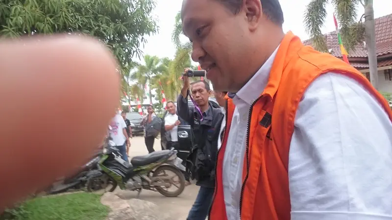 Bupati Banyuasin Non Aktif, Yan Anton Ferdian Saat Digiring ke Rutan Palembang