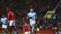 Pemain Manchester City, Nicolas Otamendi, berhasil mencetak gol yang membawa timnya menang 2-1 atas Manchester United dalam Derbi Manchester di Old Trafford, Senin (11/12/2017) dini hari WIB. (AP/Dave Thompson)