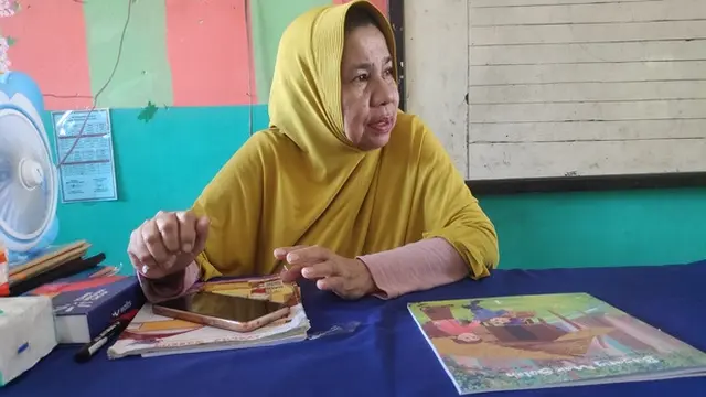 Hasmawati, guru SDN 153 Pekanbaru yang akhirnya bisa menerbitkan cerita karangannya menjadi buku.
