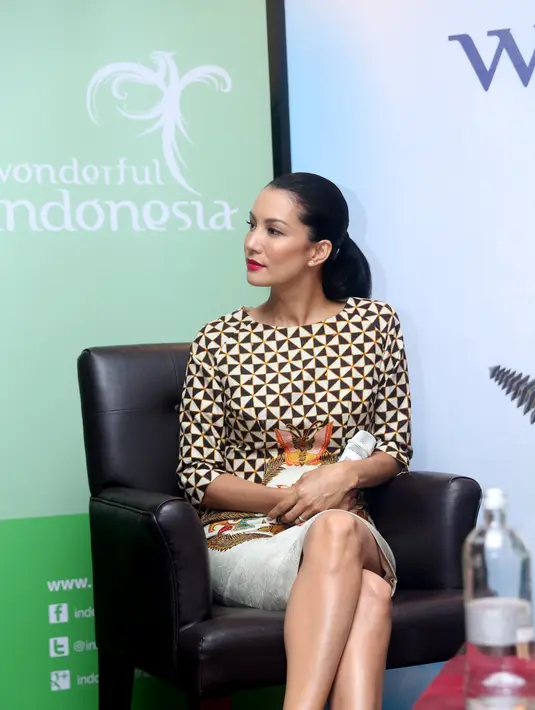 Ditemui di kawasan Wijaya, Panglima Polim, Jakarta Selatan, Senin (7/12/2015), Nadya Hutagalung tampil cantik mengenakan dress motif batik. Ia pun tidak memakai make up secara berlebihan untuk tampil cantik. (Andy Masela/Bintang.com)