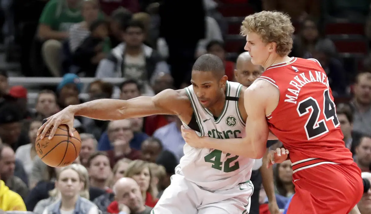 Pebasket Chicago Bulls, Lauri Markkanen, berusaha melewati pebasket Boston Celtics, Al Horford, pada laga NBA di Stadion United Center, Selasa (6/3/2018). Celtics menang 105-89 atas Bulls. (AP/Charles Rex Arbogast)