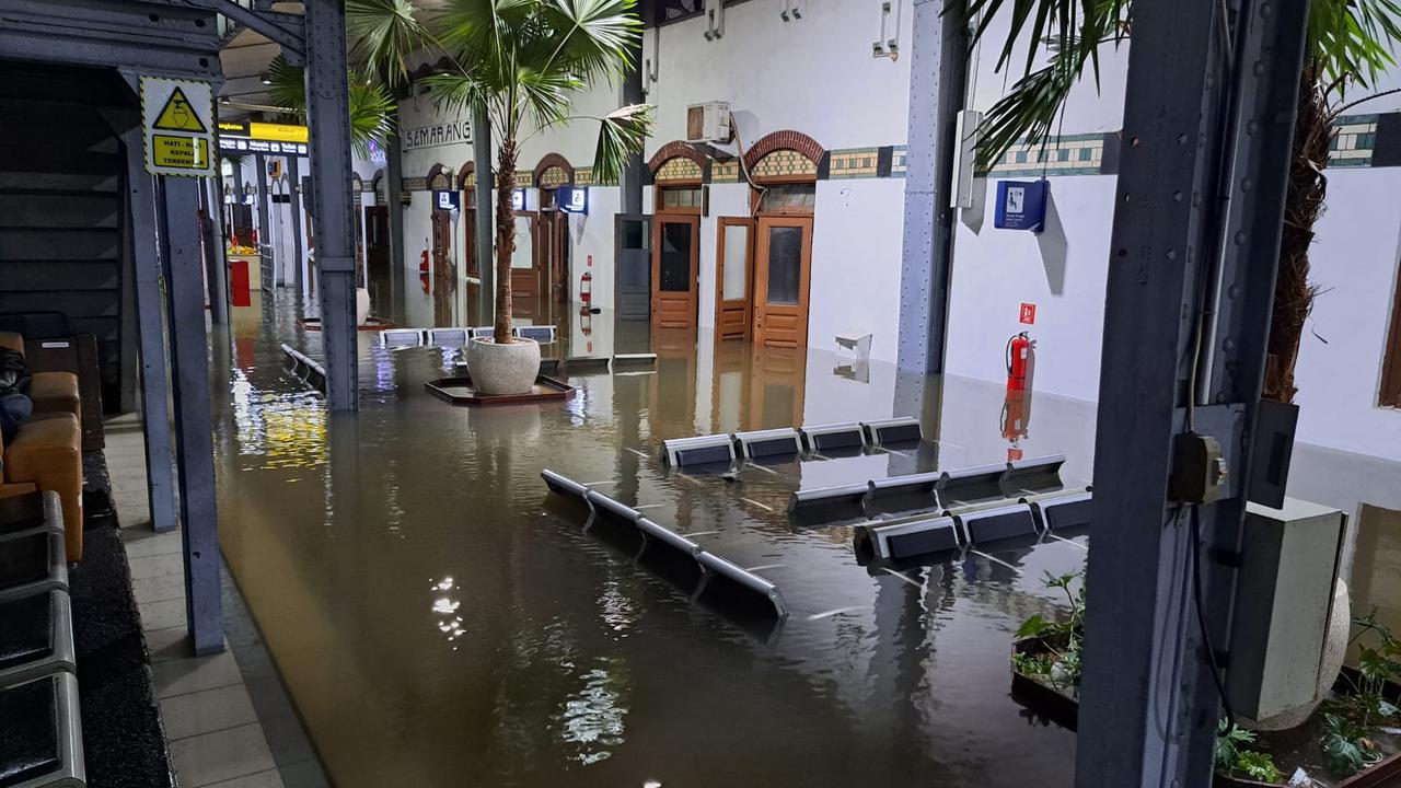 Hujan lebat yang terjadi sejak Rabu siang hingga malam membuat beberapa titik di Kota Semarang kebanjiran termasuk  Stasiun Semarang Tawang. Sejumlah perjalanan kereta terganggu. (Dok PT KAI)