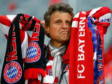 Kesedihan terpancar di wajah salah satu suporter Bayern Munich usai menyaksikan klub kesayangannya dipermalukan Real Madrid 0-4 di Allianz Arena, (30/4/2014). (REUTERS/Ralph Orlowski)