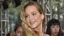 Jennifer Lawrence berpose saat menghadiri pemutaran perdana " Causeway " selama Toronto International Film Festival di Toronto, Sabtu (10/9/2022). Kain tipis juga digunakan untuk kedua lengan, sedangkan garis lehernya memiliki gaya berjumbai untuk memberikan sentuhan edginess. (Photo by Evan Agostini/Invision/AP)