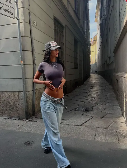 Gaya basic dengan kaus ngatung dan jeans dibawakan dengan sempurna oleh Juliana Nalu (IG @juliananalu)