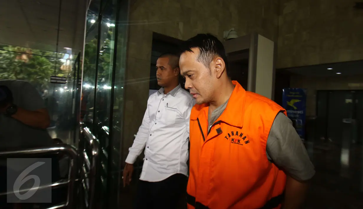 Tersangka Fahmi Darmawansyah tertunduk lesu usai menjalani pemeriksaan di KPK, Jakarta, Selasa (31/1). Direktur Utama PT. MTI tersebut diperiksa sebagai tersangka kasus suap proyek pengadaan alat satelit monitoring di Bakamla. (Liputan6.com/Helmi Afandi)