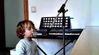 Seorang anak berusia 2 tahun direkam sedang membawakan lagu jenis ‘blues’ dengan percaya diri. 