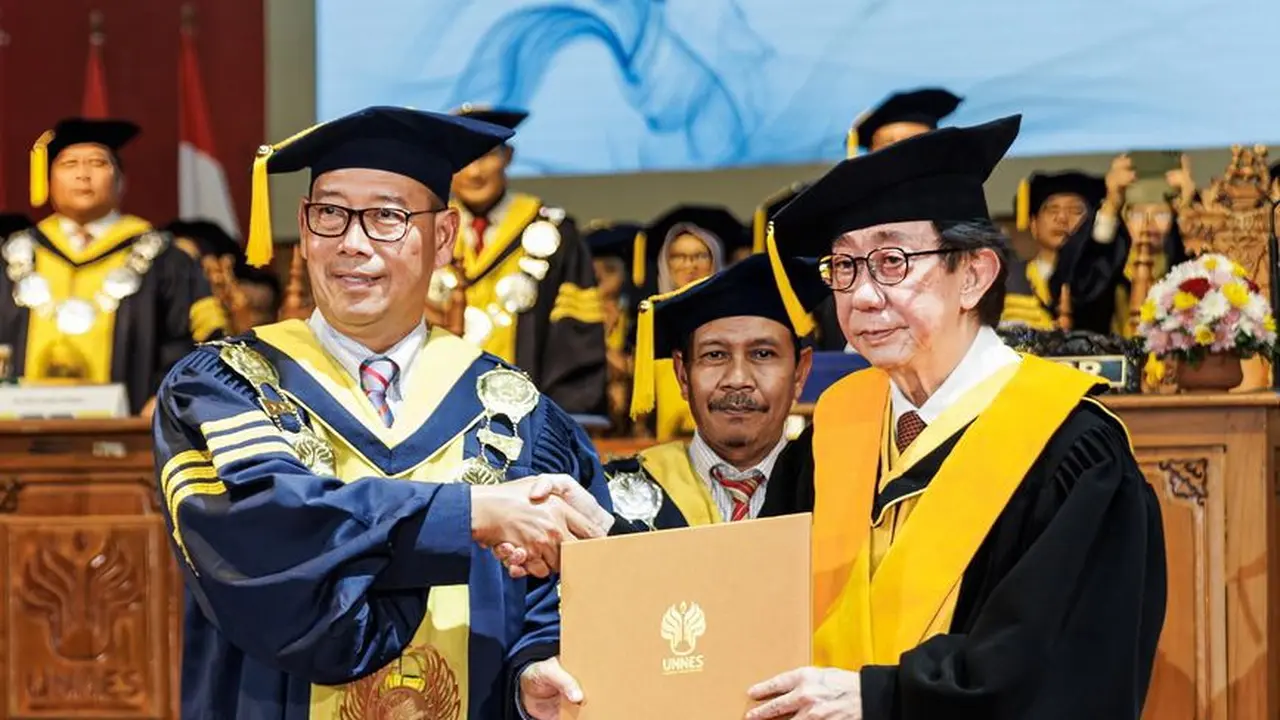 Irwan Hidayat menerima gelar Doktor Honoris Causa dari Universitas Negeri Semarang.