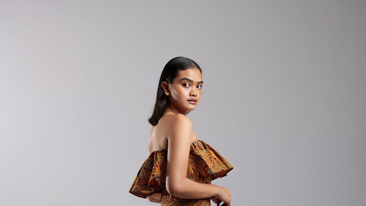 10 Inspirasi Model Batik Wanita Jumpsuit Modern Gaya Edgy, Elegan Berkarakter