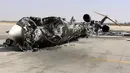 Sisa reruntuhan sebuah pesawat terlihat di Bandara Internasional Tripoli, Libya, (21/7/2014). (REUTERS/Hani Amara)