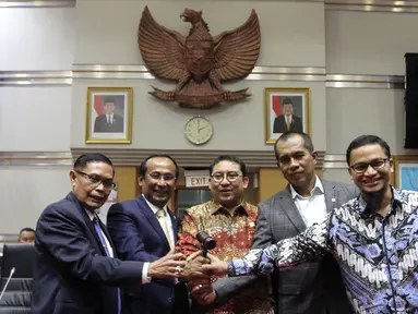 Wakil Ketua DPR Fadli Zon (tengah) foto bersama Pimpinan Komisi I DPR Abdul Kharis (kedua kanan), Satya Widya Yudha (kedua kiri), Asril Hamzah (kiri) dan Hanafi Rais (kanan) usai pergantian pimpinan DPR, Jakarta, Rabu (4/4). (Liputan6.com/Johan Tallo)