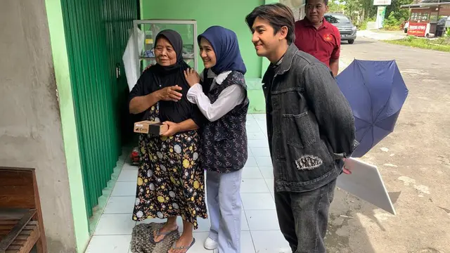Harris Vriza dan Cut Syifa Bagi-Bagi Set Top Box di Yogyakarta