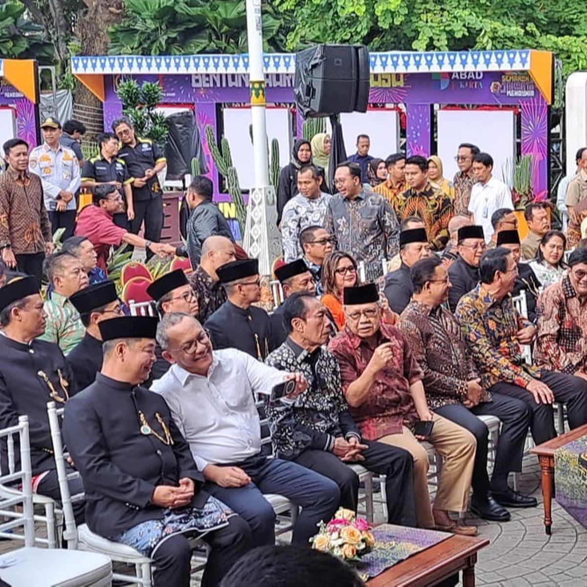 Anies dan Ahok Duduk Sebelahan