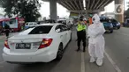 Petugas mengenakan kostum pocong saat razia penggunaan masker di kawasan Andara, Jakarta Selatan, Kamis (3/9/2020). Sejumlah razia dilakukan untuk mendisiplinkan warga mengenai protokol kesehatan menyusul masuknya DKI Jakarta ke dalam zona merah COVID-19. (merdeka.com/Arie Basuki)
