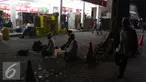 Sejumlah peserta Aksi Damai 4 November melaksanakan Salat Magrib berjamaah di depan mini market di Stasiun Gambir, Jakarta, Jumat (4/11). (Liputan6.com/Faizal Fanani)