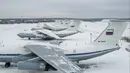Pesawat kargo militer Rusia terlihat di bandara Ivanovo (6/1/2022). Aliansi militer yang dipimpin Rusia mengirim pasukan untuk membantu memadamkan kerusuhan di Kazakhstan. (AFP/Handout/Russian Defence Ministry)