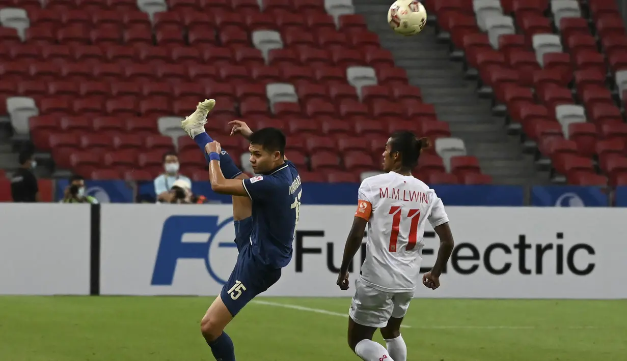 Narubadin Weerawatnodom. Bek kanan berusia 27 tahun yang kini memperkuat Buriram United di Liga Thailand ini merupakan bek serang seperti Asnawi Mangkualam. Total telah membuat 3 assist di Piala AFF 2020. Bersama Timnas Thailand, ia telah mencetak 2 gol dari total 32 Caps. (AFP/Roslan Rahman)