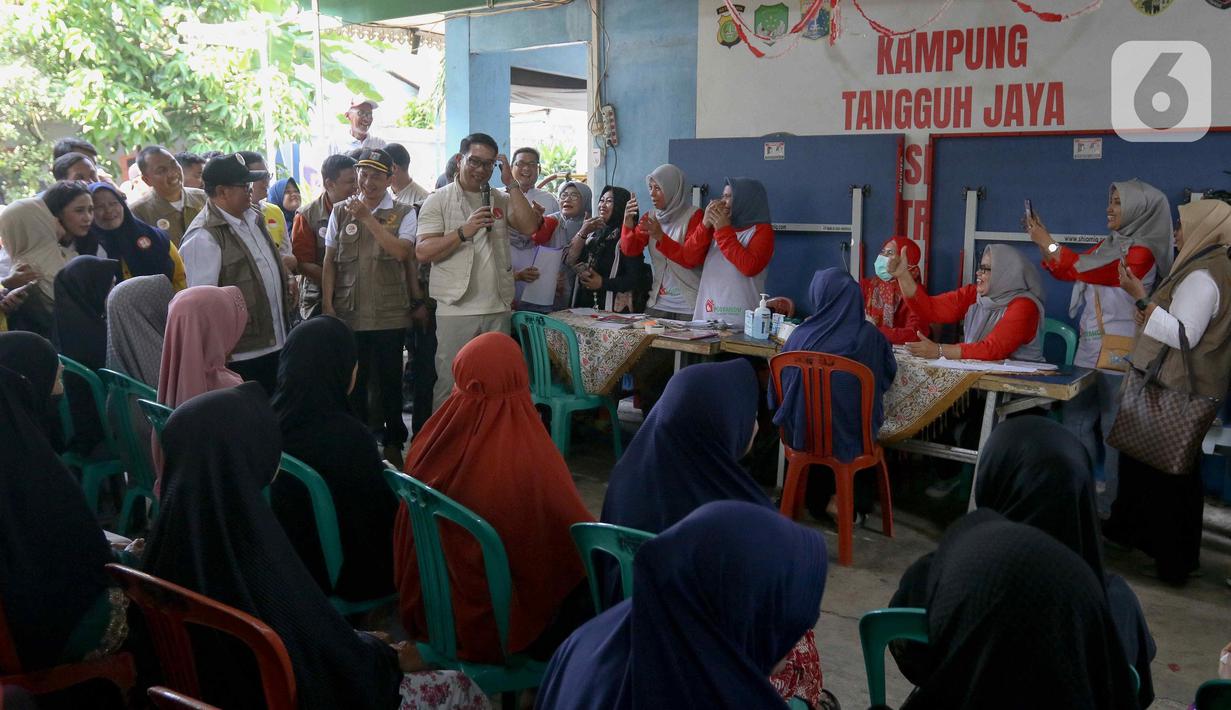 Sambil berkampanye, Ridwan Kamil juga menyinggung jika RIDO menang maka akan ada dana RW Rp 200 juta per tahun. (Liputan6.com/Herman Zakharia)
