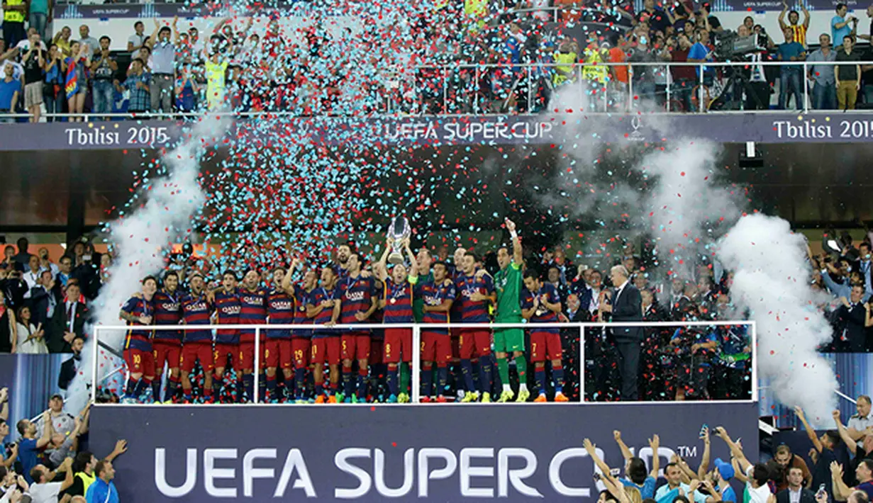 Para pemain Barcelona merayakan kemenangan usai mengalahkan Sevilla pada laga UEFA Super Cup di Tbilisi, Georgia, Selasa (11/8/2015). Bercelona menang 5-4 atas Sevilla. (Reuters/David Mdzinarishvili)